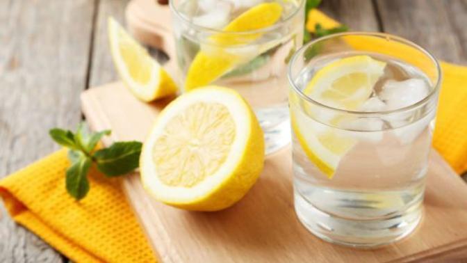 Sabah limonlu su içmenin faydası var mı?