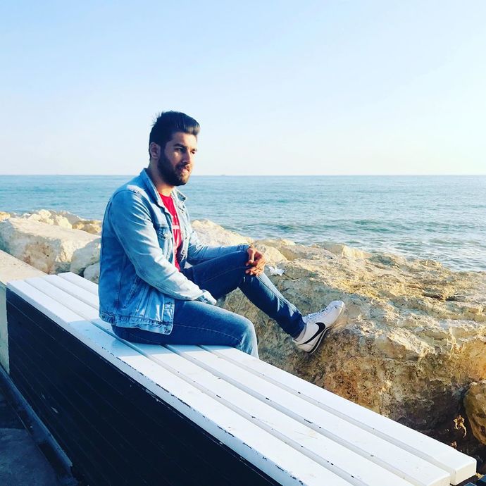 Şu duruşuma bak be asaletim baş kaldırmış. Bir kez daha aşık oldum kendime :D