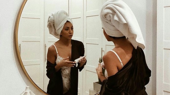 Duştan önce vücudu nemlendirmek saçma mı?