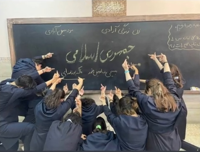 İranda devrimci halk şeriat destekçisi molla rejimi tabiri caizse yıktı düşünceleriniz?
