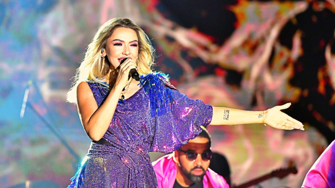Sahneye çıkma şansınız olsa sevgilinize hangi şarkıyı söylersiniz?