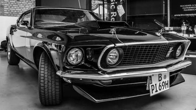 Eski Mustang yeni Mustang'a göre çok havalı değil mi?