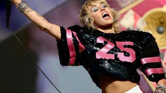 Miley Cyrus dinliyor musunuz?