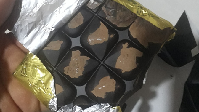Sizce bu çikolata bozuk mu?