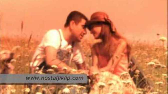 Geceye 80’ler ve 90’lardan birer şarkı bırakır mıyız güzel dostlar?