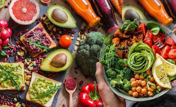 Vegan ebeveynlerin çocuklarını da vegan olarak beslendirmesi doğru mudur?
