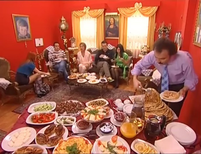 Devamli yemeğe gelmek isteyen misafire tepkiniz ne olur?