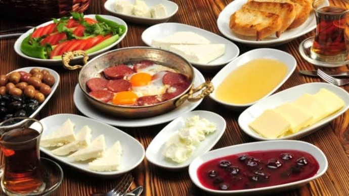 Akşam yemeğinde kahvaltı yapar mısınız?