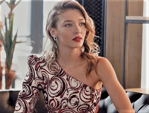 Melisa Döngel transparan eteğiyle poz verdi! Sence nasıl olmuş?