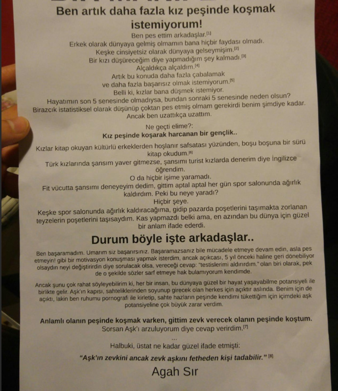 Ben pes ettim arkadaşlar diye pankart açtı, artık kız peşinde koşmayacakmış. Karşı cinsin peşinde koşmak anlamsız mı?