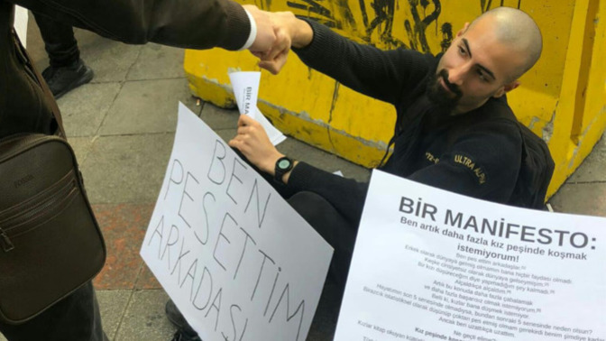 "Ben pes ettim arkadaşlar" diye pankart açtı, artık kız peşinde koşmayacakmış. Karşı cinsin peşinde koşmak anlamsız mı?