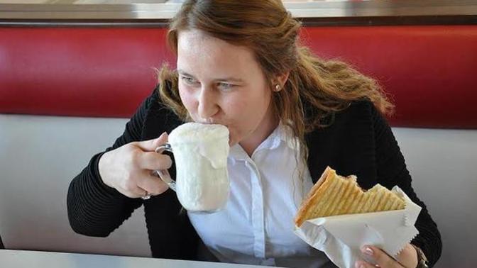 Buluşmaya gelen erkek, size çiçek yerine tost ayran getirmiş, bunun lafını eder misin?