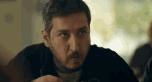 Baban/Annen ile hemen hemen aynı yaşta biriyle sevgili olabilir misin?