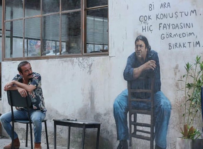 Gülmek mi sessiz kalmak mı daha çok sana göre?