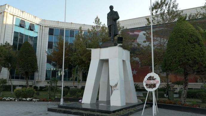 Antalya’da Atatürk Anıtı’na balyozla saldıran biri tutuklanmış! Böylelerin derdi ne?