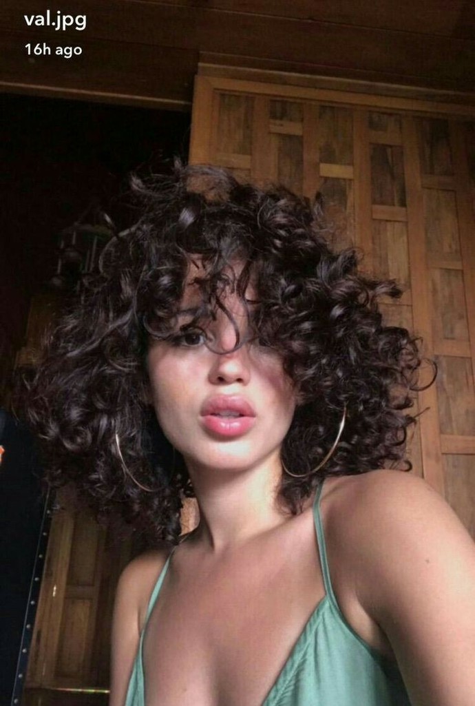 Kısa kıvırcık saçmı daha güzel yoksa uzun mu?