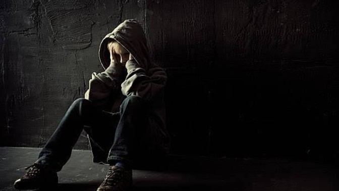 Kendimi bazen çok yalnız ve çaresiz hissediyorum sebeini de bilemiyorum nasıl çıkılır bu ruh halinden?