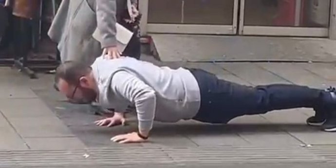 Eşine kızıp cadde ortasında şınav çektirdi! Çok kızsaydınız hangi spor hareketini yaptırırdınız?