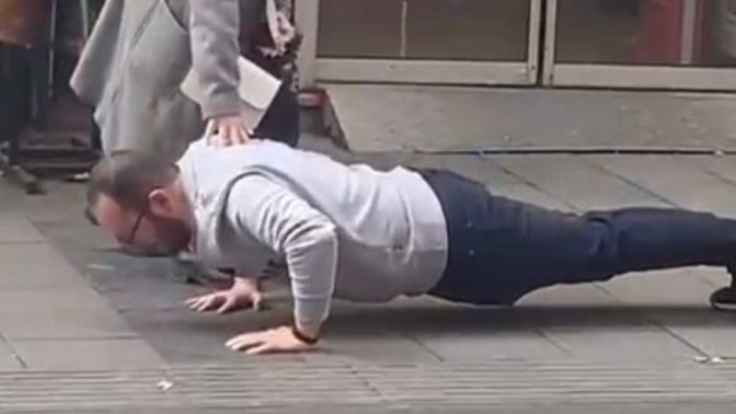 Eşine kızıp cadde ortasında şınav çektirdi! Çok kızsaydınız hangi spor hareketini yaptırırdınız?