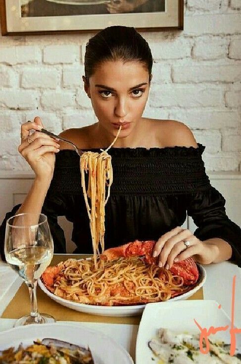 Spaghetti yerken tek çatal mı kullanıyorsun yoksa çatalı kaşıkla destekliyor musun?