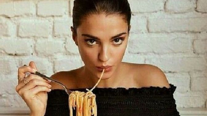 Spaghetti yerken tek çatal mı kullanıyorsun yoksa çatalı kaşıkla destekliyor musun?