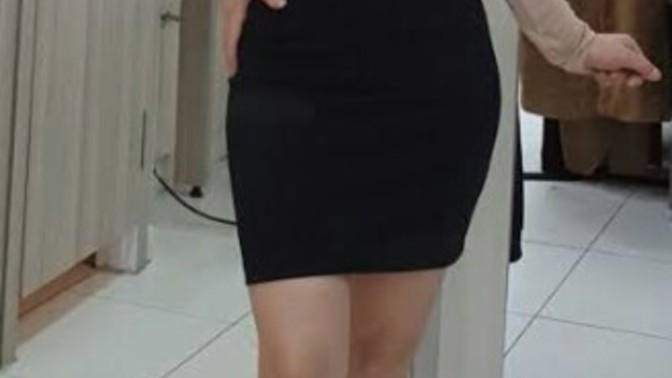 Mini eteğin altına çoraplı mı çorapsız mı daha hoş olur?