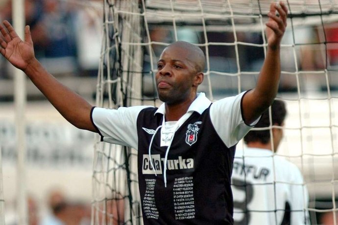 Pascal Nouma ile fotoğraf çektirmek isteyen genç, Galatasarayın 4 yıldız işaretini yaptığı için Pascaldan dayak yedi , haklımı?