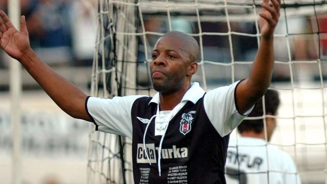 Pascal Nouma ile fotoğraf çektirmek isteyen genç, Galatasaray'ın 4 yıldız işaretini yaptığı için Pascal'dan dayak yedi , haklımı?