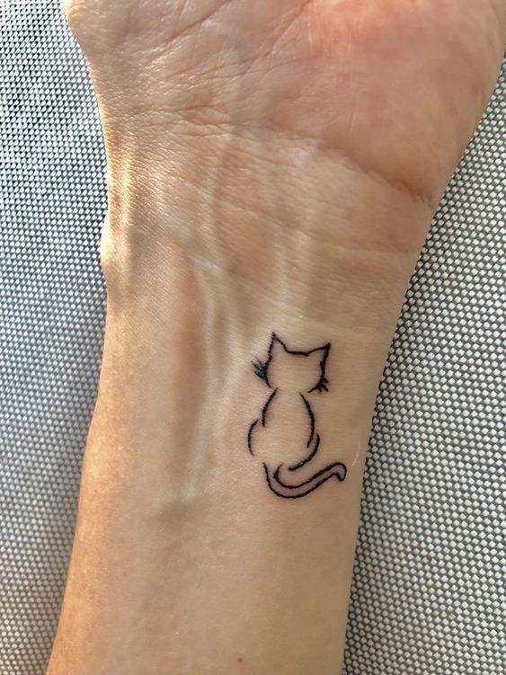 Bileğime kedi dövmesi yaptırmak istiyorum. Hangisi sizce? 😻?