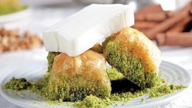Baklava, künefe, kadayıf gibi şerbetli tatlıları yerken, üzerine dondurma koymayı sever misiniz?