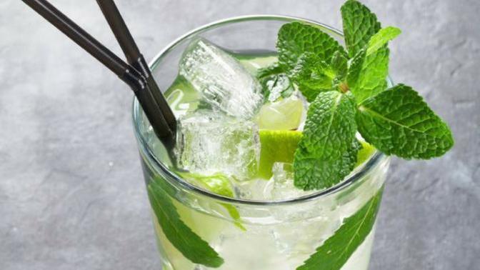 Tesettürlü birisinin mojito yani küba usülü alkollü kokteyl içmesi normal midir?