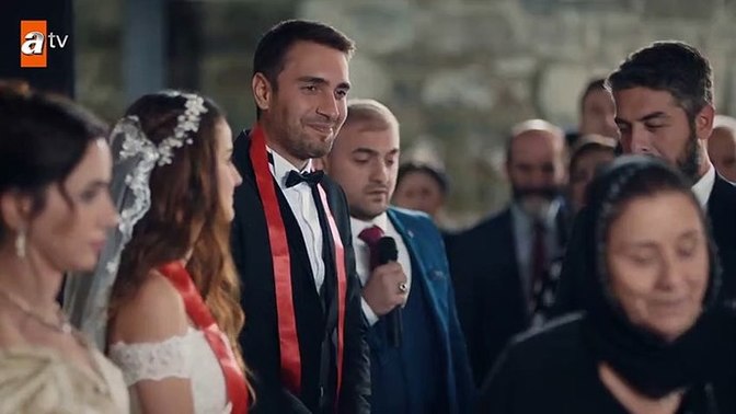 Düğünlerde takı takmak saçma değil mi?
