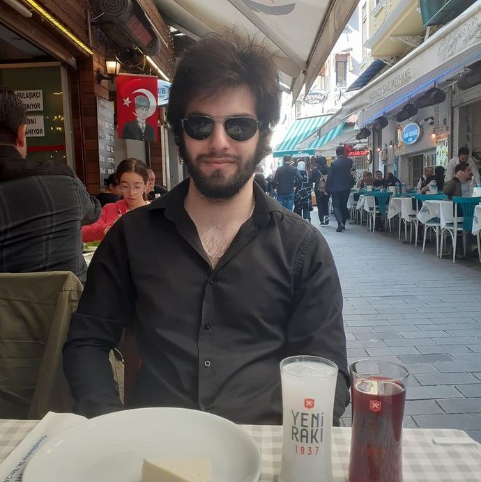 Biz ne zaman umutlansak, ertesi gün rakı içiyoruz
