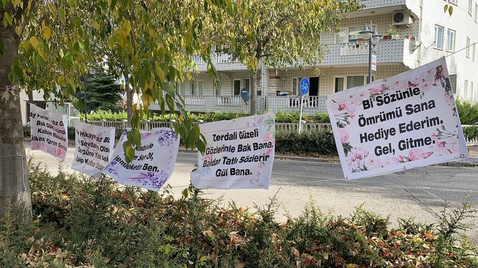 Bursada bir kişi, eşinden özür dilemek için çalıştığı yere aşk yazıları olan pankartlar asmış. Sizce bu adam ne yapmıştır :D?