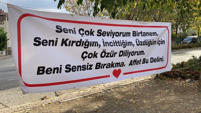 Bursada bir kişi, eşinden özür dilemek için çalıştığı yere aşk yazıları olan pankartlar asmış. Sizce bu adam ne yapmıştır :D?