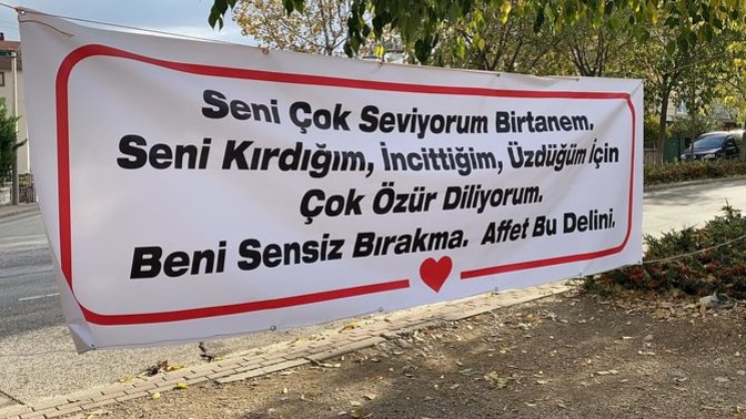 Bursa'da bir kişi, eşinden özür dilemek için çalıştığı yere aşk yazıları olan pankartlar asmış. Sizce bu adam ne yapmıştır :D?