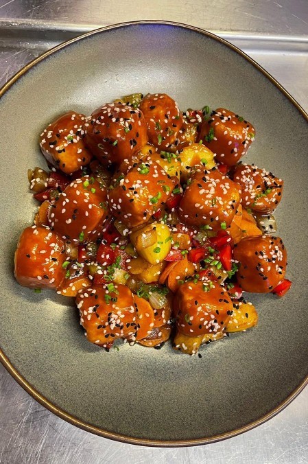 Tatlı ekşi tofu ananas yaptım, nasıl gözüküyor?