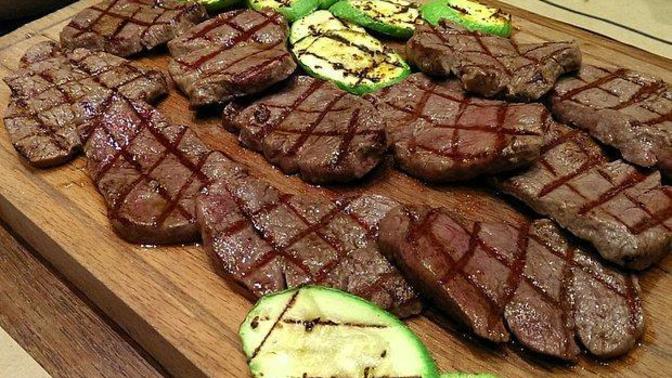 Etin yanında ekmek yer misin?