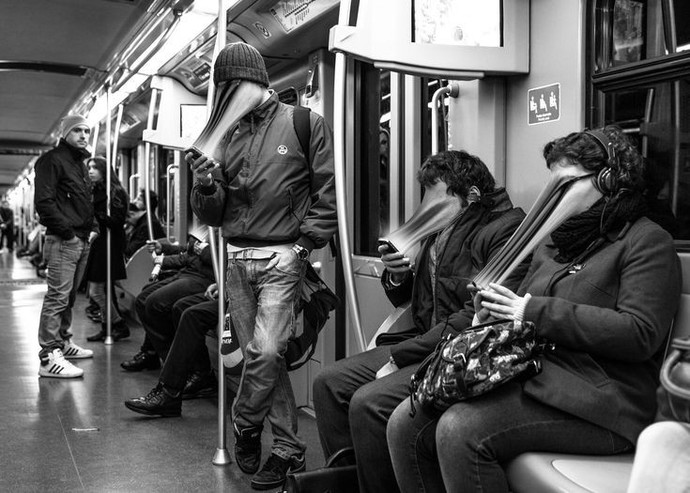 Hiç olmadık yerlerde bile telefonuna bakar mısın?