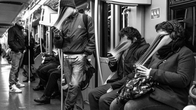 Hiç olmadık yerlerde bile telefonuna bakar mısın?