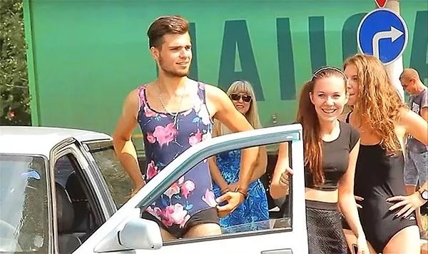Ücretsiz benzin için bikini giyer misin?