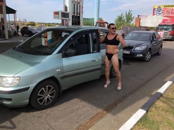 Ücretsiz benzin için bikini giyer misin?