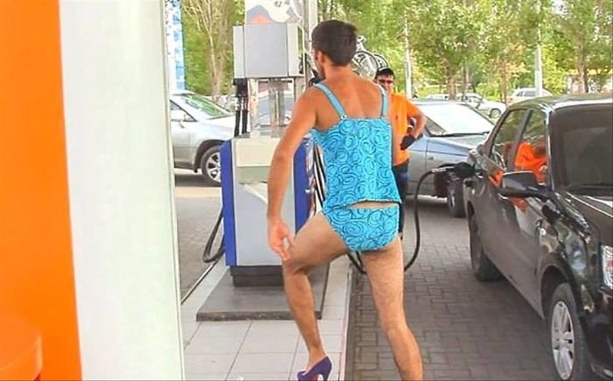 Ücretsiz benzin için bikini giyer misin?
