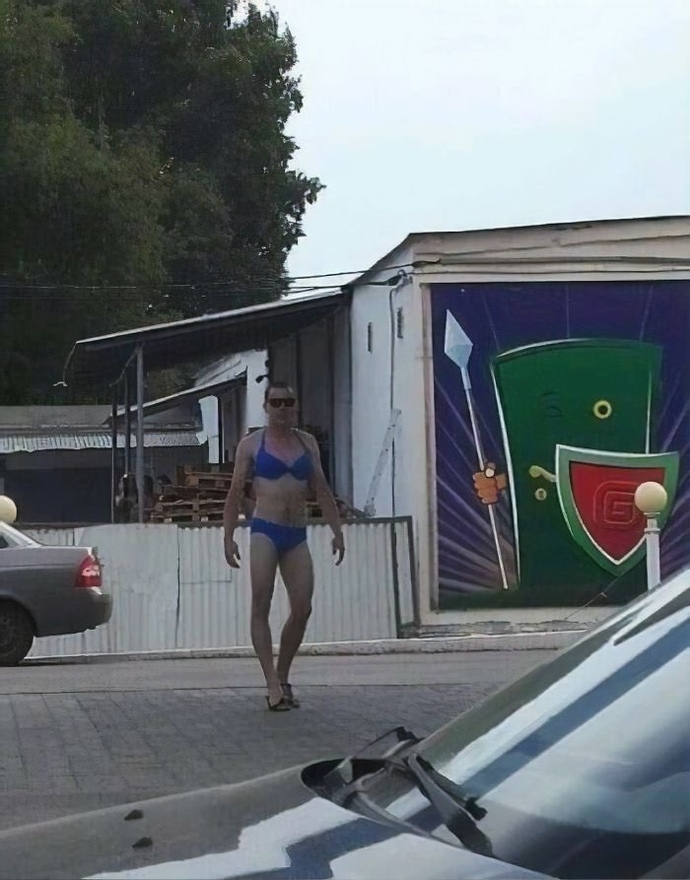 Ücretsiz benzin için bikini giyer misin?