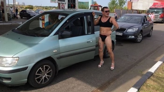 Ücretsiz benzin için bikini giyer misin?