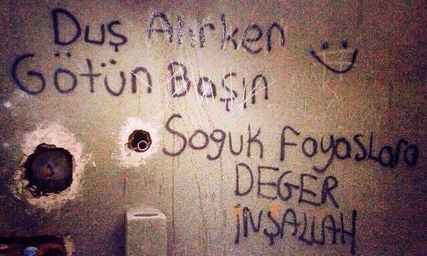 Karşınızda bulunan duvara bir yazı yazmanız istense ne yapardınız?