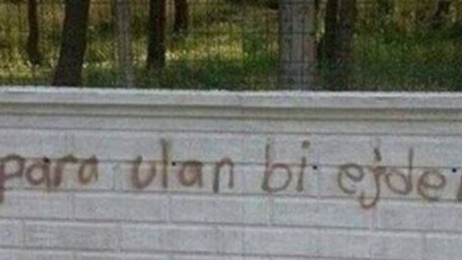 Karşınızda bulunan duvara bir yazı yazmanız istense ne yapardınız?