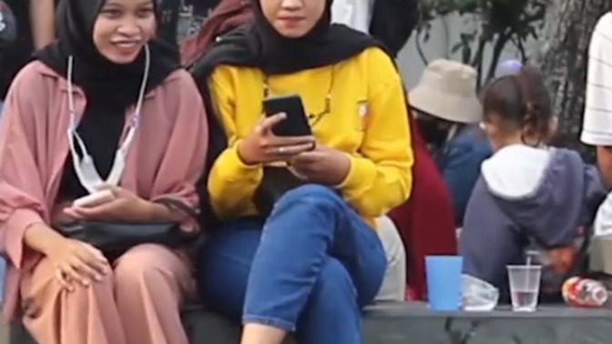 Tesettürlü birisinin çorapsız sandalet, terlik ya da ayakkabı giymesi normal midir?
