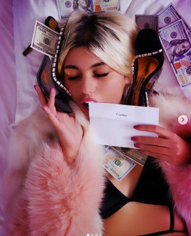 Bahar Candanın iç çamaşırıyla 1 milyon dolar içinde verdiği pozu normal mi?