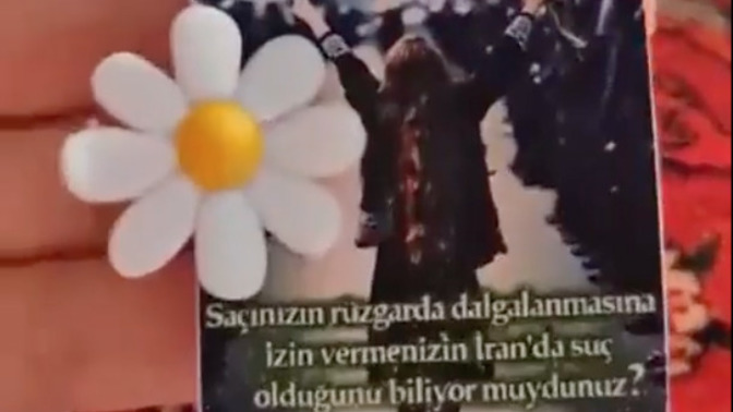 “Saçınızın rüzgarda dalgalanmasının İran’da suç olduğunu biliyor musunuz?" diyen öğretmen herkesin gözlerini doldurdu!🥺 Kendinizi şanslı hissediyor musunuz?